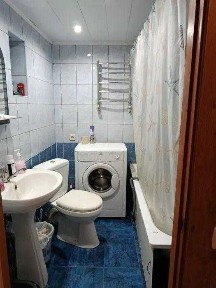 У продажу частина будинку з окремим двором.