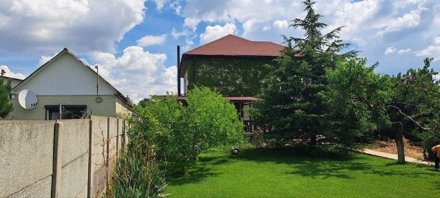 Продам загородный дом. С альтернативной возможностью отопления дровами, генератором и запасом воды