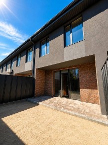 • Таунхауси в центральній частині Бучі | 91 м² + власна ділянка