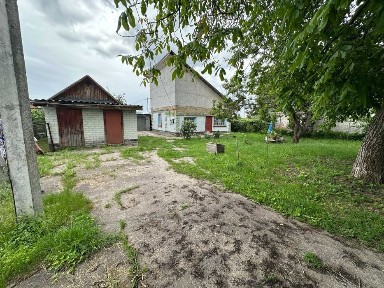 Будиночок з працюючими сонячними панелями