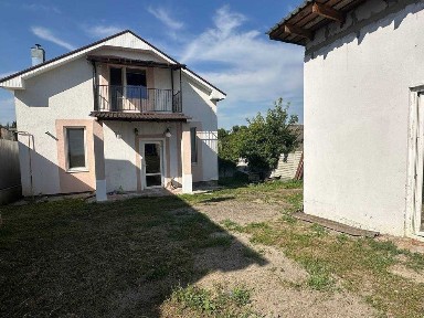 Продам капітальний 2-х поверховий житловий будинок, 10 хвилин від метро Індустріальна (Пролетарська)