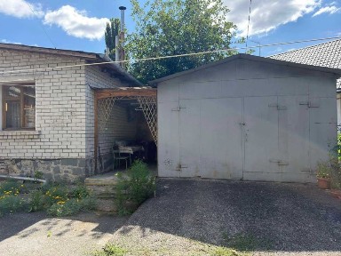 Продам будинок з ділянкою в центрі
