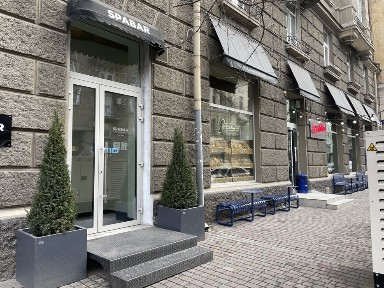 Продажа фасадного помещения с арендаторами