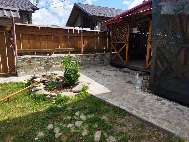 КАРПАТИ. Окрема невеличка садиба з будиночком бiля рiчки