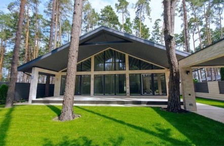 Лісова Буча. Одноповерховий будинок 165 м² серед сосен з чистовим оздобленням. Панорамні вікна. Елітний район.