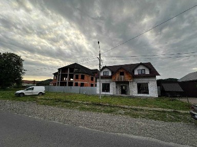 Продається комерційне приміщення з будинком у с. Вільхівці