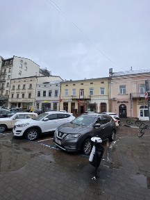 Комерція в центрі. Біля Ратуші.