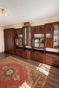 Продаж двохкімнатної квартири на землі в центрі.