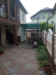 Оренда будинку на добу на вул. Офіцерська, 4 кімнати, спальних місць - 8 • ID 33193194