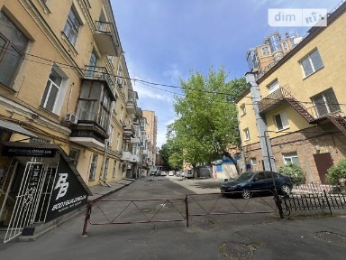 Басейна вулиця, мікрорайон Липки, район Печерський, Київ, метро Палац спорту, вул. Басейна 15 • ID 34593366