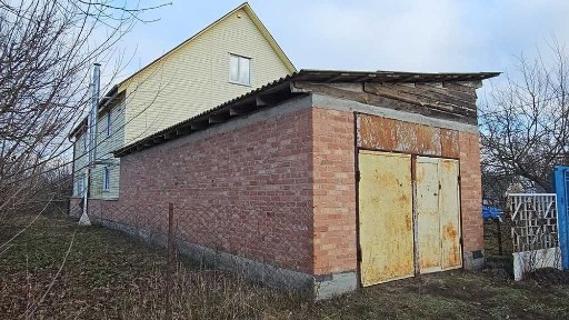 Великий будинок, Багато кімнат, поруч річка, всі комунікації.