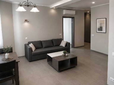Продається укомплектована 2-кімнатна квартира (82м²) в м. Київ, вул. Анни Ахматової, 30