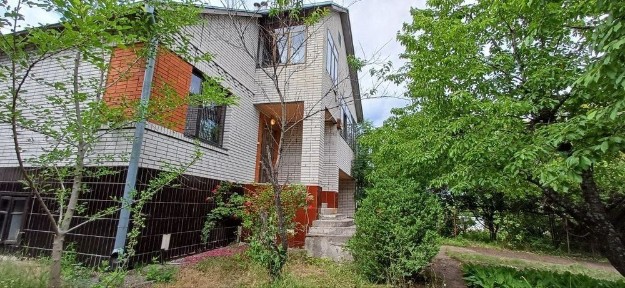 Пʼятирівневий капітальний будинок на околиці Полтави