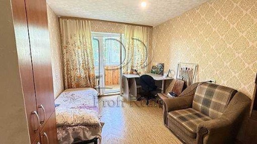 Київ, Петра Курінного вул., 3