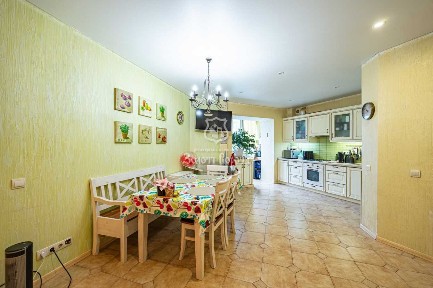 Продаж 2-кімнатної квартири 74.3 м², Погребняка вул., 14