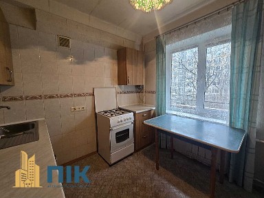 Київ, Миколи Ушакова вул., 12