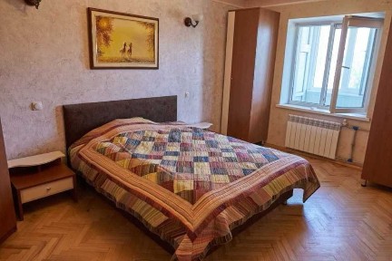 Київ, Маршала Малиновського вул., 3Б