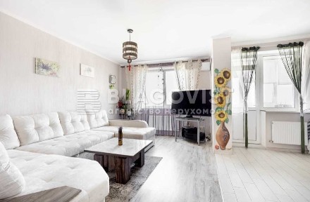 Продаж 4-кімнатної квартири 105 м², Петрівська вул., 9
