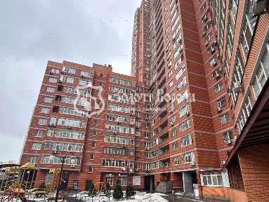 Київ, Ревуцького вул., 9