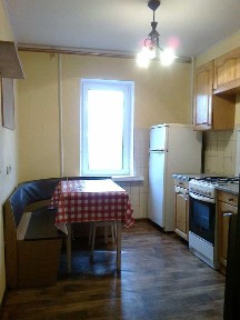 Київ, Автозаводська вул., 93