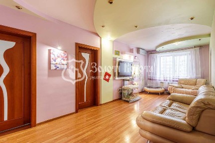 Київ, Героїв Дніпра вул., 32