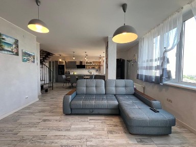 Продам квартиру дворівневу біля метро