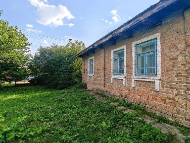 Цегляний будинок під реконструкцію.