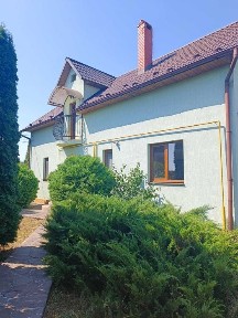 Затишний будинок на околиці міста, 180 м. кв., 4 спальні, різні види опалення
