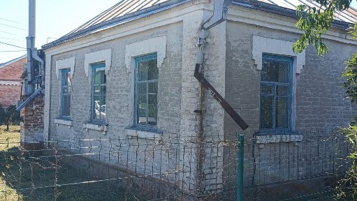 Продам пів будинку