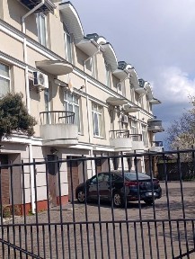 ТаунХаус- квартира, гараж, 10 хв від метро, П. Прокоповича.