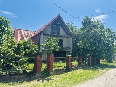 Продаж затишної садиби в серці села Ільниця: два будинки на 25 сотках землі!