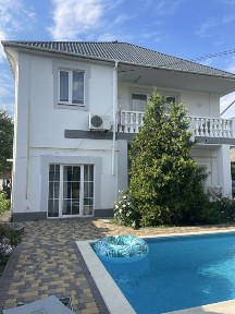 Продаж 2- поверхового будинку з басейном та гостьовим будиночком в районі Озерна балка.