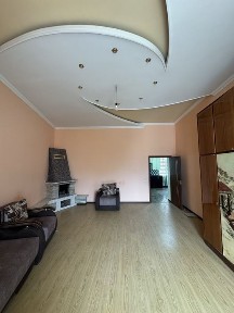 Продається 2-кімнатна квартира по вулиці Головній у «Будинку-кораблі».