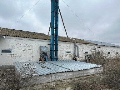 Продам виробничо-складське приміщення + земельна ділянка 2 Га у власності. Селище Чутове, від траси 500 м
