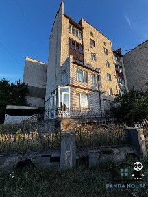 Продається дворівнева квартира неподалік від центру міста з власним подвір'ям