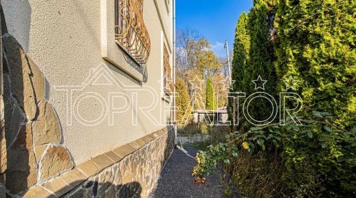 Продам капітальний 2-поверх. будинок з басейном у селищі Південний