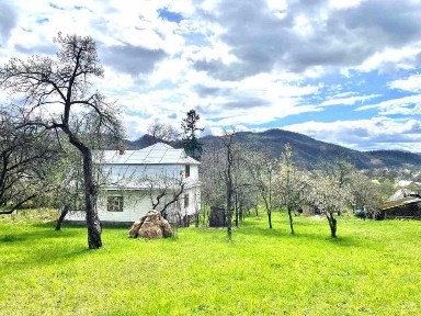 Продається екологічний будинок, з неймовірним краєвидом на Карпати.