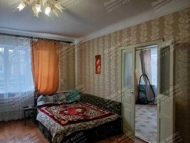 Частина будинку з окремим двором біля річки.