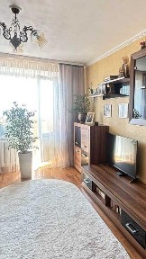 Продається світла та тепла 2-кімнатна квартира на Нижній Слов'янці