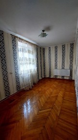Продам 3-кімнатну квартиру. Вул. Київська, 15.
