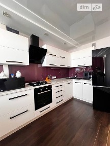 Продаж 3-кімнатної квартири + паркомісце | вул. Святотроїцька, 94