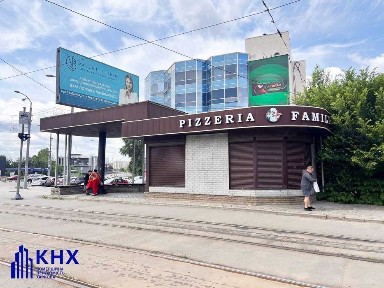Фасадне приміщення на зупинці трамваю біля ТЦ Панорама