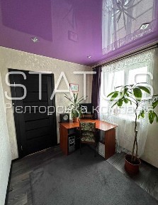 Продаж трикімнатної квартири з великою кухнею.