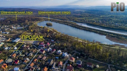 Продам будинок з земельною ділянкою, розташований в затишному місці.