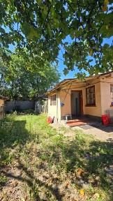 Продається будинок- квартира вул. Шевченка своє подвір'я + два гаражі + літня кухня