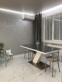 Трикімнатна квартира з дизайнерським ремонтом
