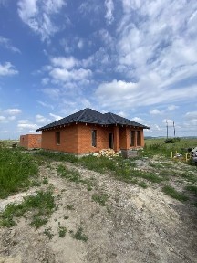 Будинок поряд міста