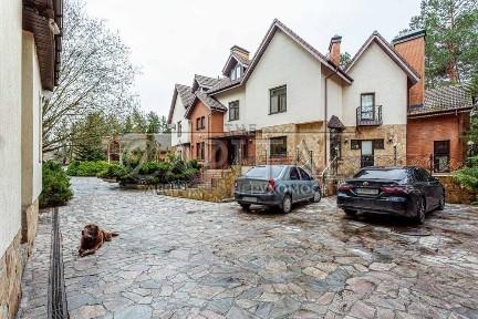 Оренда автономного будинку Козин 1800 м. на території 3 будинки