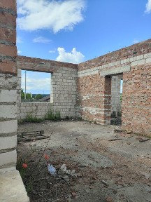 Незавершене будівництво та земельна ділянка 10 соток