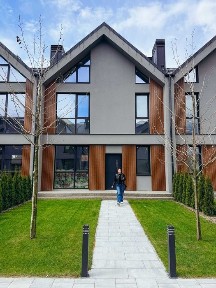 Таунхаус у центрі Бучі, який реально закриває всі базові потреби: безпека, локація